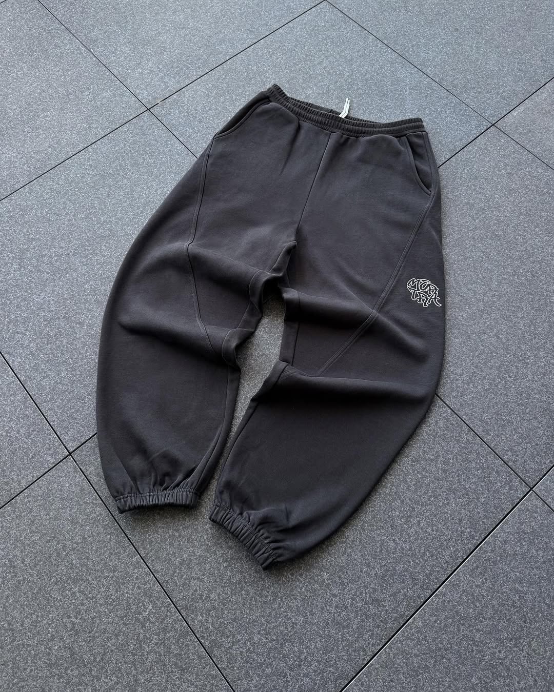 470341829_1360980175312870_3851454020353709285_n.jpg Mertra Sweatpants Black - Image 1