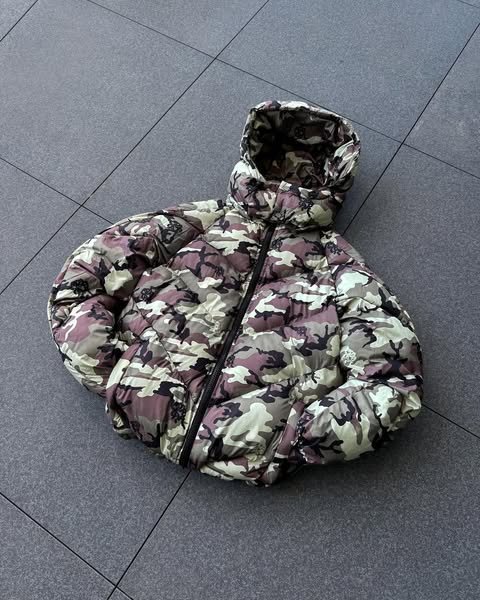 470483453_898302452508496_3418973855074422363_n.jpg MERTRA CAMO PUFFER - Image 1